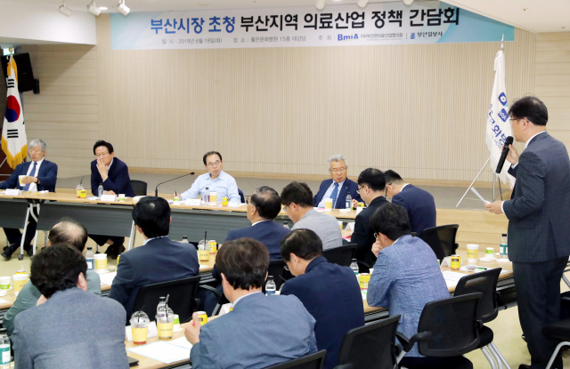 '부산시장 초청 부산지역 의료산업 정책 간담회'가 18일 좋은문화병원 대강당에서 열렸다. 이날 간담회에는 오거돈 부산시장, 김진수 부산일보 대표이사, 구정회 은성의료재단이사장, 부산권의료산업협의회 이사, 운영위원, 닥터큐 회원 등이 참석했다. 강원태 기자 wkang@