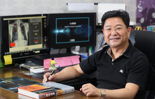 부산 해운대구 재송동에 위치한 메디칼이노베이션디벨로퍼 사무실에서 박창수(52) 대표가 자체 개발한 AI 기반 흉부 엑스레이 자동판독기에 대해 설명하고 있다. 이재찬 기자 chan@