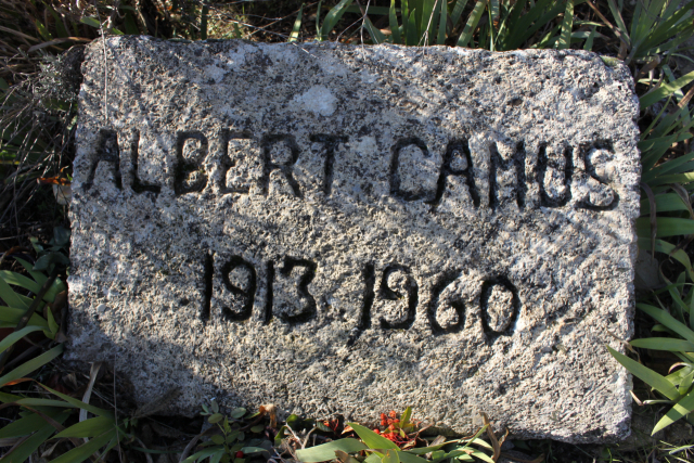 프랑스 루르마랭 공동묘지에 있는 카뮈의 무덤.