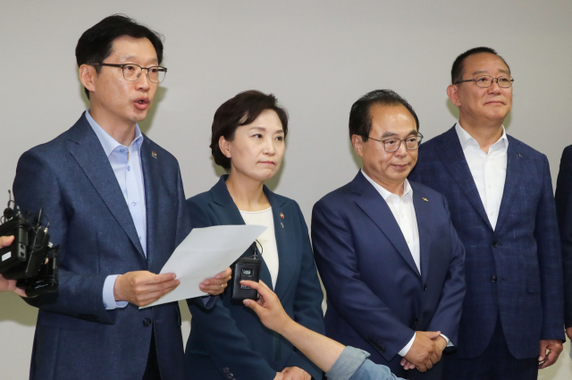 20일 오후 서울 용산구 국토교통부 서울사무소에서 신공항 관련 부·울·경 시·도지사-국토부장관 면담이 끝난뒤 김경수 경남지사가 합의문을 발표하고 있다. 왼쪽부터 김 지사, 김현미 국토부장관, 오거돈 부산시장, 송철호 울산시장. 김종호 기자 kimjh@