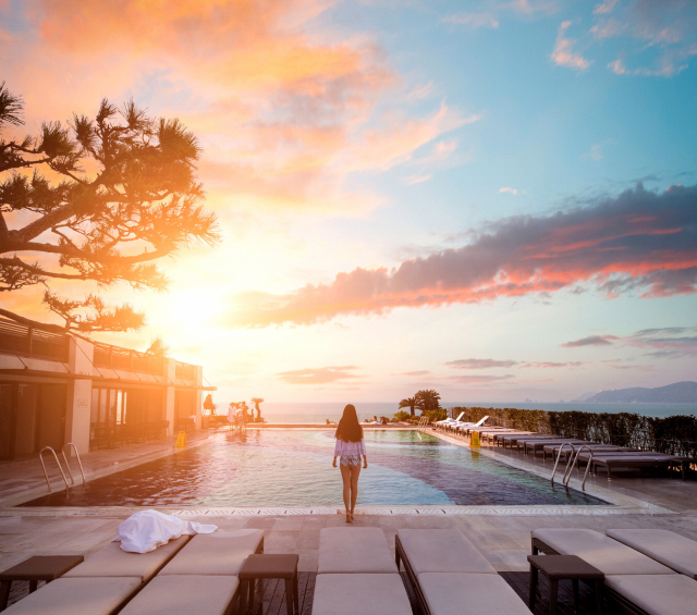 여름 성수기를 앞두고 부산 자역 호텔 업계가 다양한 해양 레포츠 패키지를 출시했다. 사진은 파라다이스호텔부산의 선셋 스위밍. 파라다이스호텔부산 제공