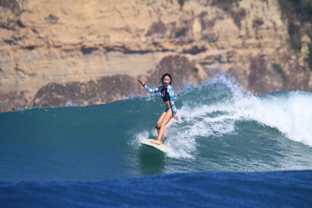 글로리콘도해운대의 서핑 체험 이미지. 글로리콘도해운대 제공