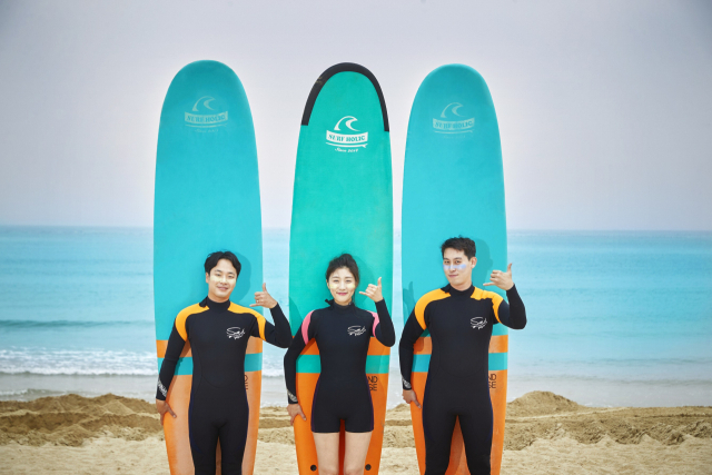 부산웨스틴조선호텔의 서핑 체험 이미지. 부산웨스틴조선호텔 제공