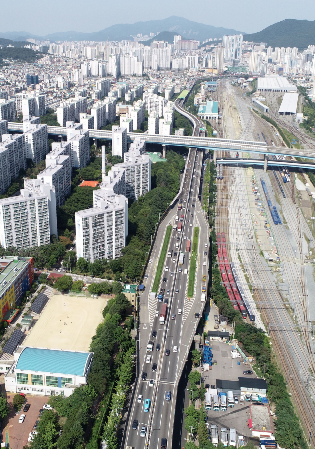 1995년 2월 28일에 준공돼 25년 가까이 서부산의 길목 역할을 해 온 동서고가도로. 동서고가도로는 부산 사상구 감전동에서 남구 우암동까지 전체 길이는 10.86㎞에 이르고, 너비는 19.1~42.4m로 전국에서 두 번째로 긴 교량 기록도 보유하고 있다. 김경현 기자 view@