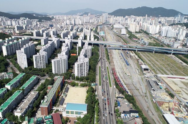 전국에서 두 번째로 긴 교량 기록도 보유 부산 동서고가도로 1995년 2월 28일에 준공돼 25년 가까이 서부산의 길목 역할을 해 온 동서고가도로. 동서고가도로는 부산 사상구 감전동에서 남구 우암동까지 전체 길이는 10.86㎞에 이르고, 너비는 19.1~42.4m로 전국에서 두 번째로 긴 교량 기록도 보유하고 있다. 김경현 기자 view@