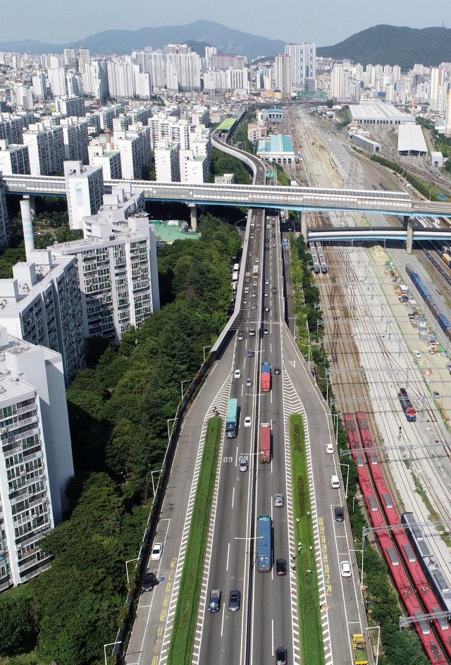 26일 부산 부산진구 개금동에서 진양삼거리 방향으로 바라본 동서고가로 모습. 1995년 준공된 이 도로는 부산 사상구 감전동에서 남구 우암동까지 전체 길이는 10.86㎞로 전국에서 두 번째로 긴 교량 기록을 보유하고 있다. 김경현 기자 view@