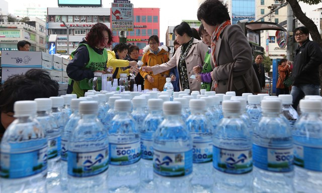 사진은 과거 '세계 물의 날'을 맞아 물 아껴쓰기 거리 캠페인과 함께 상수도사업본부가 생산 중인 수돗물인 '순수 365' 수돗물 홍보하는 모습. 부산일보DB