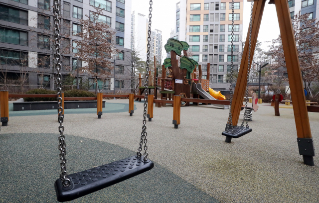 텅 비어 있는 아파트 단지 놀이터. 부산일보 DB