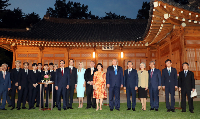 2019년 6월 29일 당시 문재인 대통령과 트럼프 미국 대통령이 청와대 상춘재에서 만찬을 함께하기에 앞서 열린 칵테일 리셉션에서 참석자들과 기념촬영을 하고 있다. 오른쪽부터 윤도한 국민소통수석, 김상조 정책실장, 노영민 비서실장, 강경화 외교부 장관, 문 대통령, 트럼프 미 대통령, 김정숙 여사, 마이크 폼페이오 미 국무장관, 이방카 백악관 보좌관, 재러드 쿠슈너 선임보좌관, 스티븐 므누신 재무장관, 그룹 엑소, 조윤제 주미대사. 연합뉴스