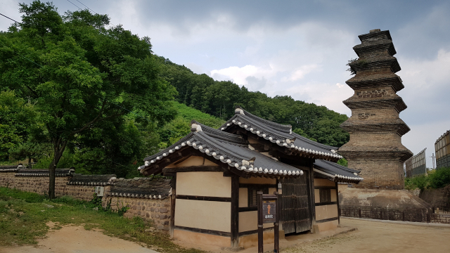 임청각 옆의 법흥사지 칠층전탑.