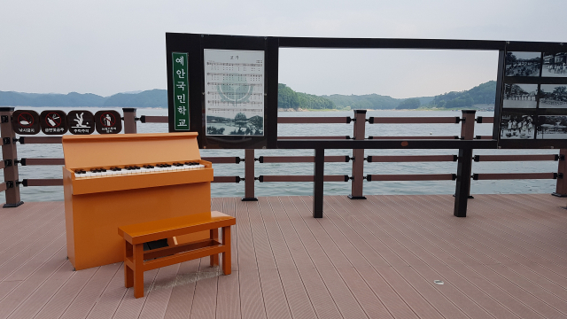 안동호 위의 선성수상길에 수몰된 옛 초등학교의 풍금 모형이 놓여있다.