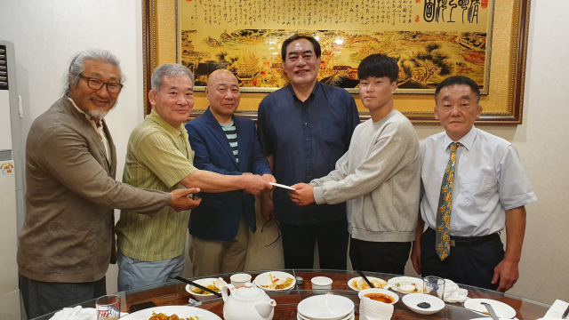 경성대에 재학 중인 레슬링 선수 박건우(19) 씨의 안타까운 사연을 접한 부산 출신 레슬링 메달리스트를 비롯한 부산 지역 각계 인사들이 박 씨에게 후원금을 전달하고 있다. 왼쪽부터 김동욱, 양정모, 이순원, 하형주, 박건우, 손갑도 씨. 손갑도 씨 제공