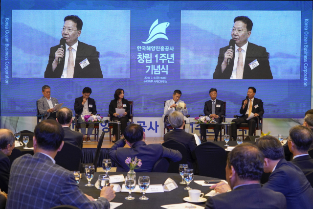 지난 5일 해양진흥공사 창립 1주년 기념식에 이어 관련 전문가 초청 좌담회가 열렸다. 왼쪽부터 윤민현 전 중앙대 교수, 우수한 교수, 이인애 해사문제연구소 이사, 김영무 부회장, 정우영 변호사, 조규열 해양진흥공사 정책지원본부장. 한국해양진흥공사 제공