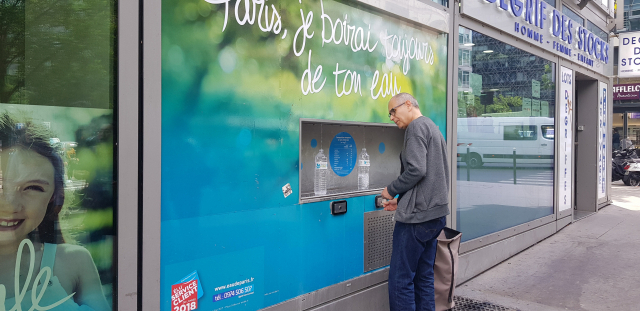 파리시 상수도 사업본부는 다변화된 취수원을 확보하고 독립적인고 탄력적인 수돗물 공급 시스템을 갖춰 강 오염 사고 등에 대비하고 있다. 파리시 상수도사업본부 앞에 설치된 수돗물 음수대에서 한 시민이 수돗물을 담아가는 모습.