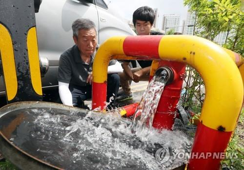 붉은 수돗물 피해지역서 소화전 수돗물 검사[연합뉴스 자료사진]