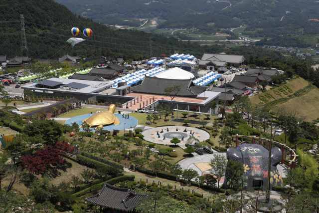 한의학 교수와 명의들이 참여하는 ‘생활 속 한의약 강연’이 진행되는 산청 동의보감촌. 산청군 제공