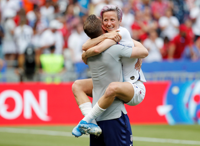 미국 대표팀의 메건 래피노가 7일(현지시간) FIFA 여자 월드컵 결승전에서 네덜란드를 꺾고 우승을 확정짓자 팀 관계자를 끌어안고 기뻐하고 있다. 로이터연합뉴스