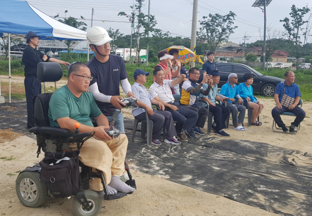 8일 U-Air드론 교육원에서 장애인들에게 드론 시범 교육을 실시하고 있다. 경남지체장애인협회 거창군지회 제공