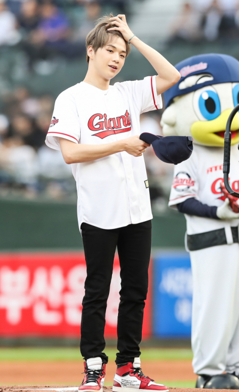 9일 사직야구장에서 열린 롯데 자이언츠와 NC 다이노스의 경기, 경기 전 부산홍보대사로 위촉 된 강다니엘이 승리 기원 시구를 하고 있다. 윤민호 프리랜서 yunmino@