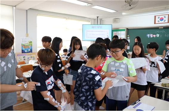 지난 5일 오전 부산 사하구 장림초등학교 6학년 3반 교실에서 칭찬스티커로 서로에게 칭찬을 해 주며 긍정적인 말의 중요성과 기쁨을 체험하고 있다. 초록우산어린이재단 제공