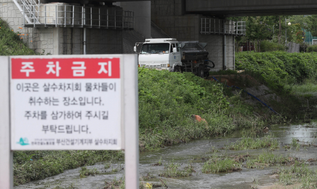 24일 부산 기장군 동부산관광단지 인근 송정천에서 살수차가 취수를 하고 있다. 이재찬 기자 chan@