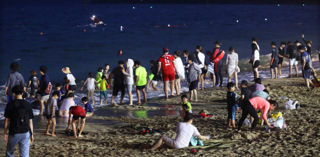 열대야가 이어진 7월 30일 오후 부산 해운대해수욕장을 찾은 피서객들이 시원한 바람을 맞으며 물놀이를 즐기고 있다. 부산기상청에 따르면 이날 밤부터 31일 새벽 사이 부산의 최저기온이 26.2도를 기록해 나흘째 열대야를 이어갔다. 정종회 기자 jjh@