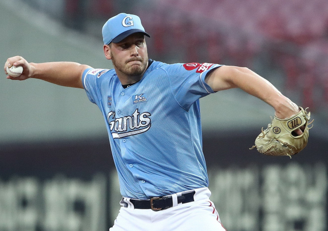 1일 삼성전에서 롯데 이적 이후 첫 승을 따낸 다익손. 부산일보DB