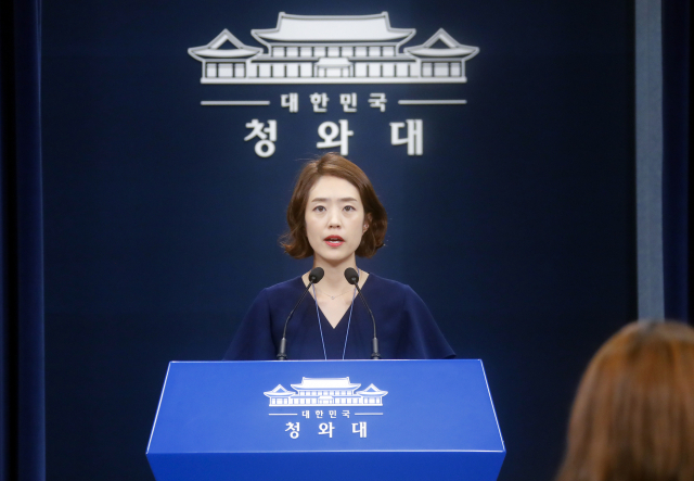 청와대 고민정 대변인이 2일 오전 청와대에서 브리핑을 열고 일본 정부가 아베 신조 총리 주재로 각의(국무회의)를 열어 한국을 수출절차 간소화 혜택을 인정하는 '백색국가'(화이트 리스트) 명단에서 제외하는 수출무역관리령 개정안을 의결한 것과 관련, 깊은 유감을 표명하고 있다. 연합뉴스