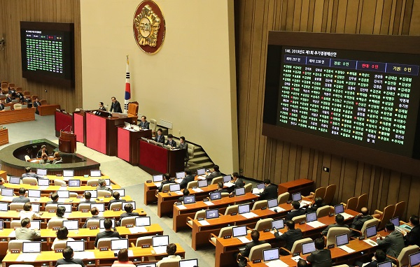 2일 오후 국회에서 열린 본회의에서 2019년도 추가경정예산안이 가결되고 있다. 사진=연합뉴스