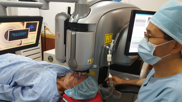 최봉준 원장이 환자를 대상으로 레이저를 이용한 백내장 수술을 하고 있다. 이안과 제공