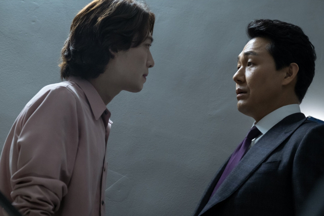 괴테의 <파우스트>는 악마와 계약을 소재로 인간의 방황과 구원을 통찰한 작품이다. 사진은 <파우스트>를 원작으로 한 TV드라마 ‘악마가 너의 이름을 부를 때’의 한 장면. 부산일보DB