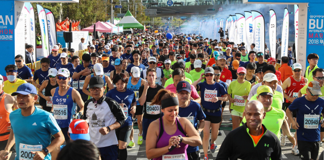 광안대교 일원에서 진행되는 부산바다마라톤 대회가 10월 6일 열린다. 사진은 지난해 대회 때 모습. 부산일보DB