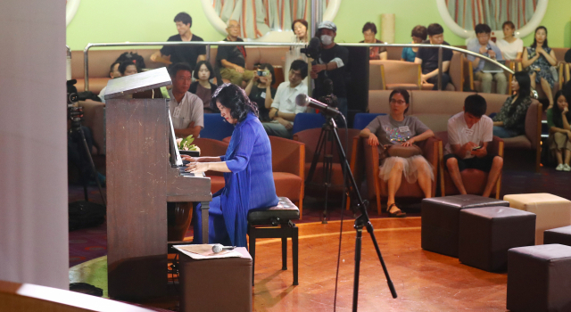 10일 오후 부산항 국제여객터미널에 정박한 피스보트 오션드림호에서 열린 ‘피스보트 피폭 피아노 콘서트’에서 재일동포 3세 피아니스트 최선애 씨가 쇼팽의 환상즉흥곡을 연주하고 있다. 정종회 기자 jjh@