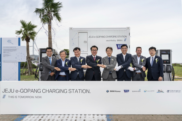 BMW그룹코리아가 9일 제주에서 국내 최초로 전기차의 배터리를 재사용하는 친환경 충전소 ‘e-고팡’ 오픈식을 가졌다.BMW코리아 제공