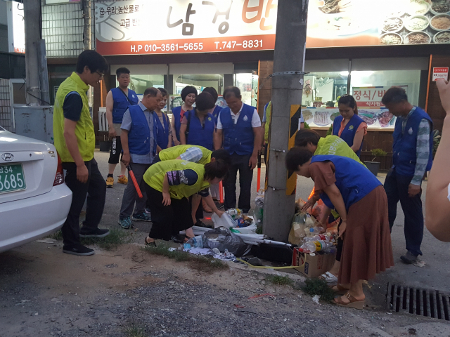 12일 진주시 공무원과 시민수사대가 지역 내 쓰레기 불법 소각과 무단 투기행위에 대한 합동단속을 벌였다. 진주시 제공