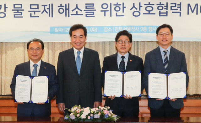 13일 오후 정부서울청사 9층에서 열린 부산-경남도 낙동강 물관리 MOU에서 왼쪽부터 오거돈 부산시장, 이낙연 국무총리, 조명래 환경부 장관, 김경수 경남도지사 협약서를 작성한뒤 포즈를 취하고 있다. 김종호 기자 kimjh@