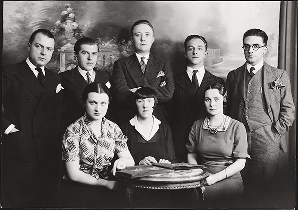 <사냥꾼 모임>, 1934년. E.L.T. 므장스, 르네 마그리트, 루이 스퀴트네르, 앙드레 수리와 폴 누제(뒷줄 왼쪽부터) 이렌 아무아르, 마르트 보부아쟁과 조제트 마그리트(아랫줄), 요스렌트메이스터스 스튜디오. 원본사진, 찰리 허스코비치 컬렉션, 유럽
