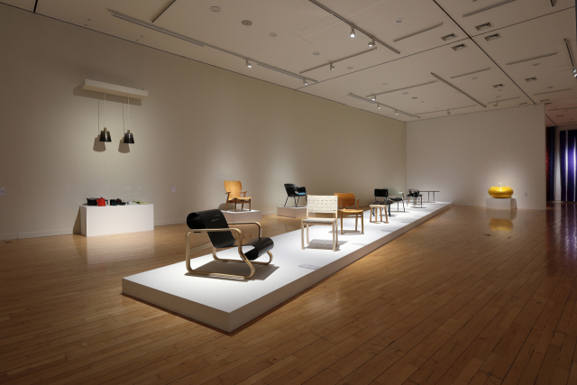 ‘핀란드 웨이브’ 전시장에 알바 알토의 ‘파이미오 체어’를 시작으로 일마리 타피오바라, 안티 누르메스니에미 등이 제작한 의자들이 진열되어 있다. 부산시립미술관 제공