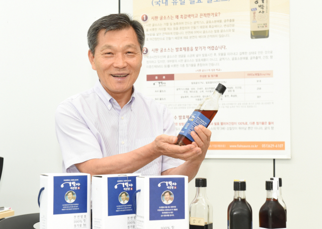 ‘부경대 어간장 연구소’ 조영제 대표가 특허 기술로 만든 고등어 어간장 제품의 장점을 설명하고 있다. 부경대 제공