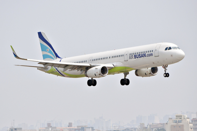 에어부산이 일본 노선을 축소하고 동남아 등 대체노선 증편에 나섰다. 에어부산 항공기. 부산일보 DB