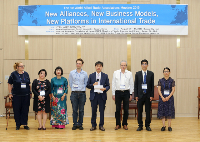 13일 한국해양대에서 전순환(가운데 마이크 든 이) 한국무역학회장 등 ‘무역학 통합 세계학술대회’ 각국 대표자들이 ‘부산선언’을 낭독하고 있다. 한국해양대 제공