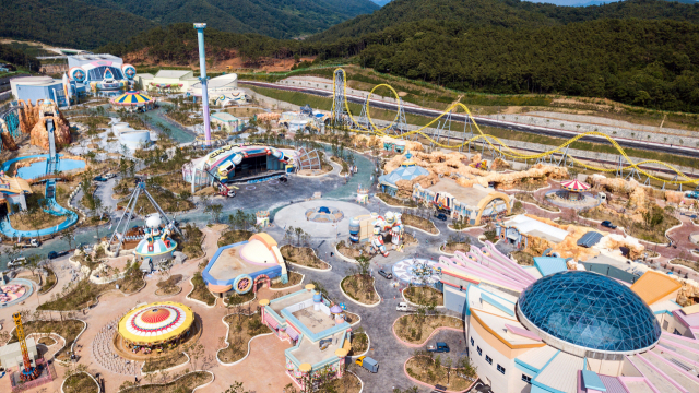 국내 유일의 로봇 테마파크로 9월 7일 개장 예정인 경남 창원시 마산합포구 구산면 일대 마산로봇랜드 놀이시설 전경. 경남도 제공