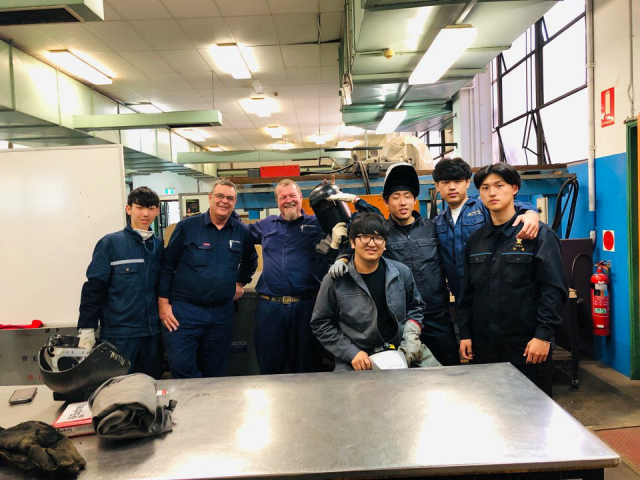 부산의 특성화고 인재들이 이달 말 호주로 글로벌 현장학습을 떠난다. 지난해 호주에서 현지인들과 함께하며 다양한 기술을 습득하고 있는 부산 학생들 모습. 부산시교육청 제공