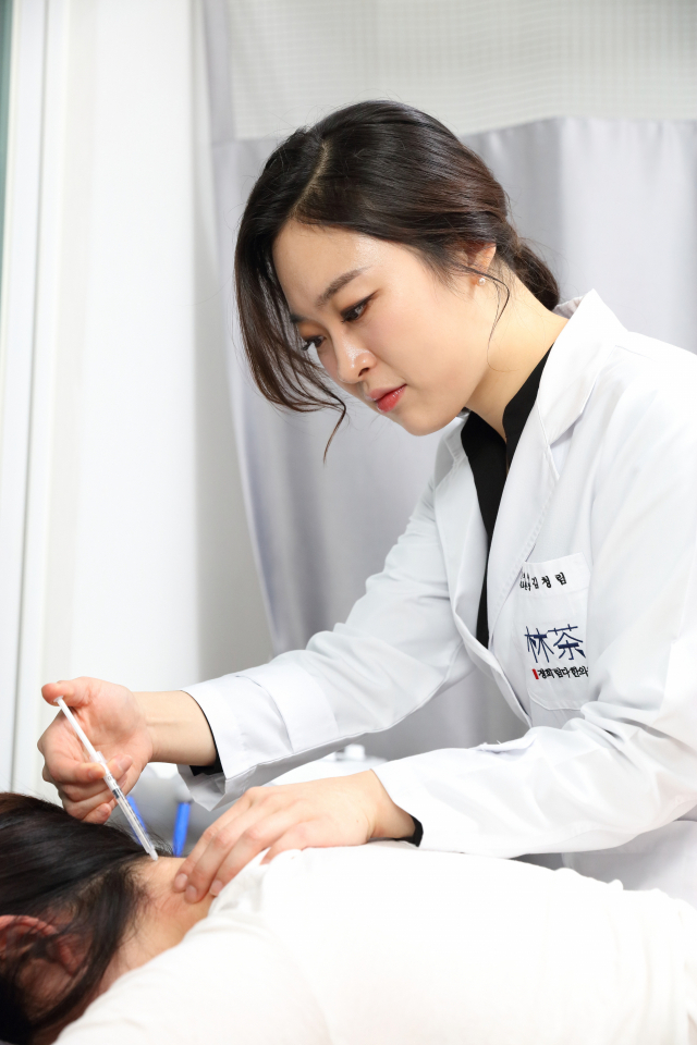 김청림 원장이 안면홍조 환자에게 약침 치료를 하고 있다. 경희림다한의원 제공
