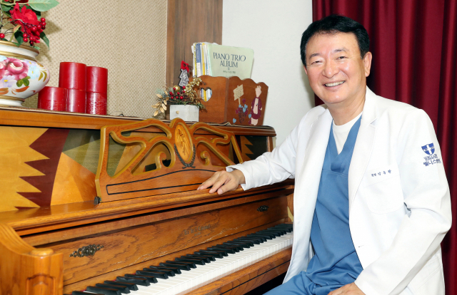 10여 년째 매주 ‘작은 음악회’를 열고 있는 강동완 웰니스병원 원장은 “마음과 몸은 하나라는 생각으로 음악을 통해 환자들이 빨리 낫기를 바라는 마음에서 음악회를 시작했다”고 말했다. 강원태 선임기자 wkang@