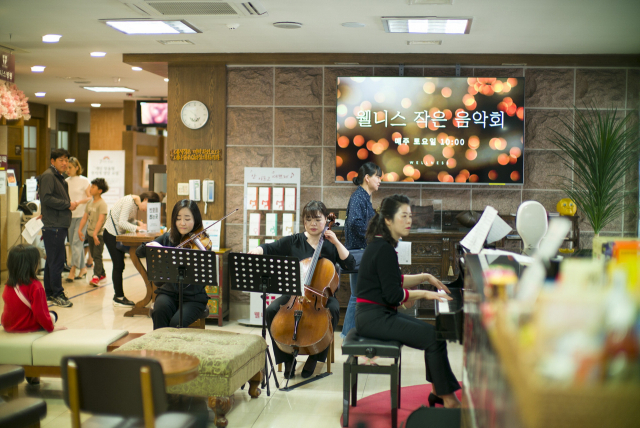 매주 토요일 오전에 열리는 웰니스 작은 음악회 장면.