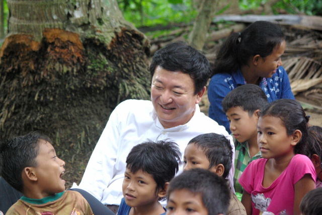 강동완 원장이 해외에서 봉사하는 모습.