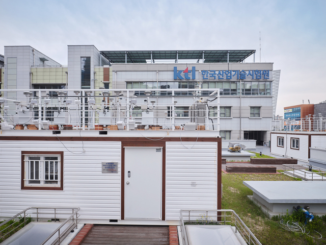 경남진주혁신도시 내 KTL 본원에 설치된 실외 미세먼지 측정시험소. KTL 제공