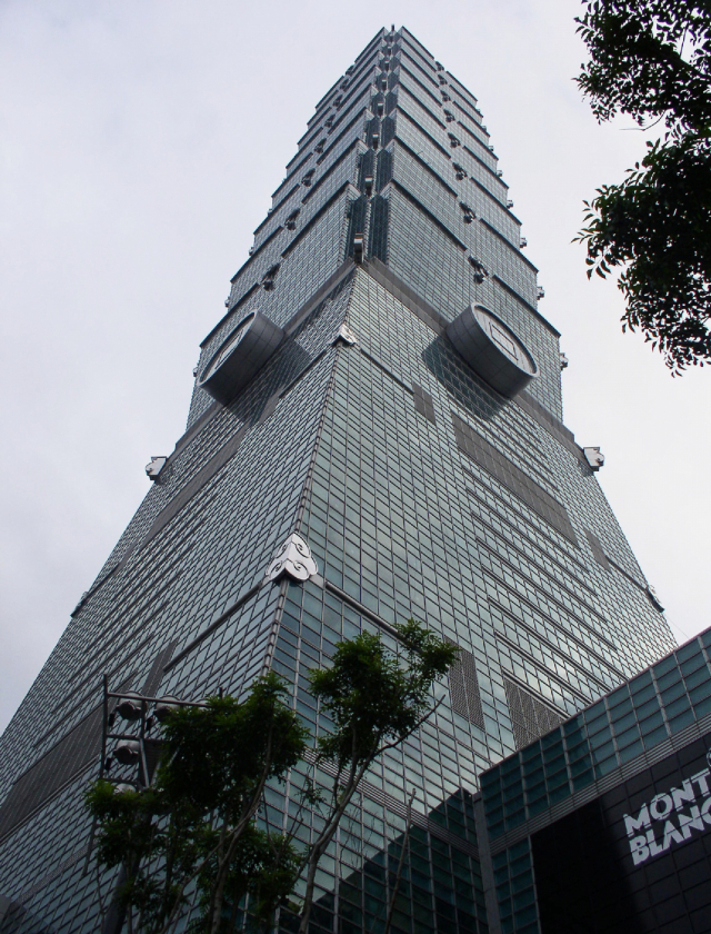 건물 움직임을 흡수하는 추가 설치된 타이완의 ‘타이베이 101’. 부산일보DB