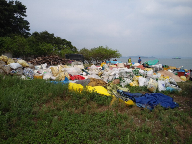 소쿠리섬 쓰레기 더미. 창원시 제공